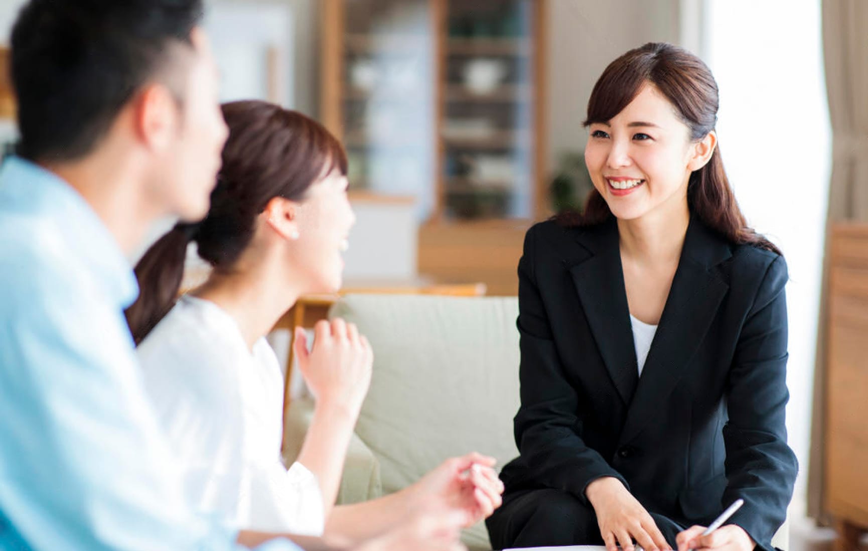 女性の相談員が夫婦と話している様子